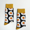 Calcetines con estampado huevos estrellados