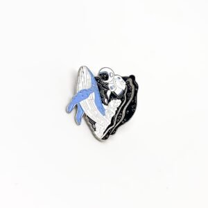 Pin astronauta con ballena 4