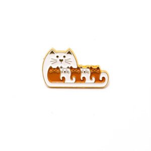 Pin Cats blancos y naranjas