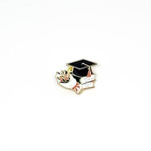 Pin Birrete con libros y flores