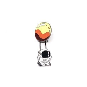 Pin Astronauta con planeta