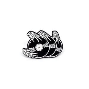 Pin Discos Vinil con manos de calavera