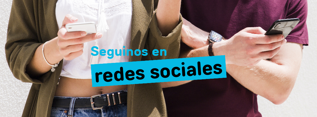 Jóvenes viendo su teléfono, texto seguinos en redes sociales