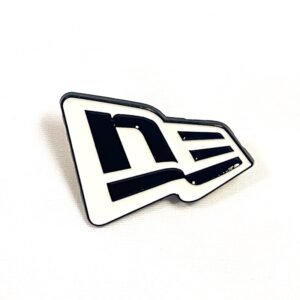 Pin New Era Insignia blanco con negro