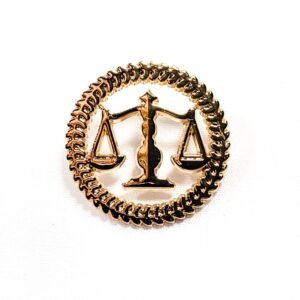 Pin Abogado Balanzas Dorado