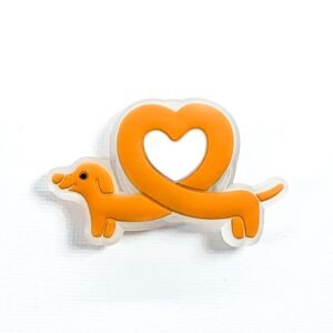Pin tipo Crocs LED Perro Salchicha Corazón