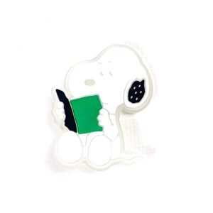 Pin tipo Crocs Glowing Snoopy Leyendo