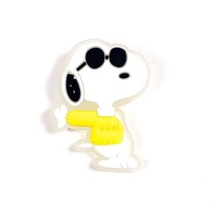 Pin tipo Crocs Glowing Snoopy con Lentes