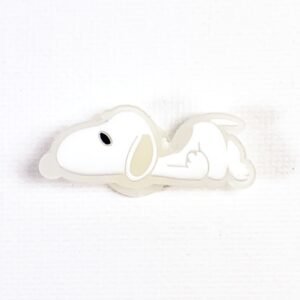 Pin tipo Crocs Glowing Snoopy Acostado