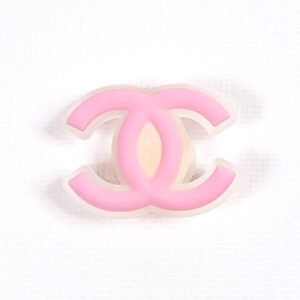 Pin tipo Crocs Glowing Logo Chanel